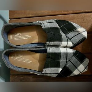 Women’s buffalo plaid white and black Tom’s size 7.5